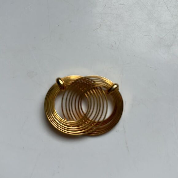 Vintage gold tone interlocking circles brooch/pin - Picture 2 of 3